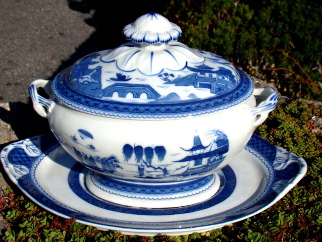 A Mottahedeh   porcelain 'Canton style' covered tureen on stand, 20th century